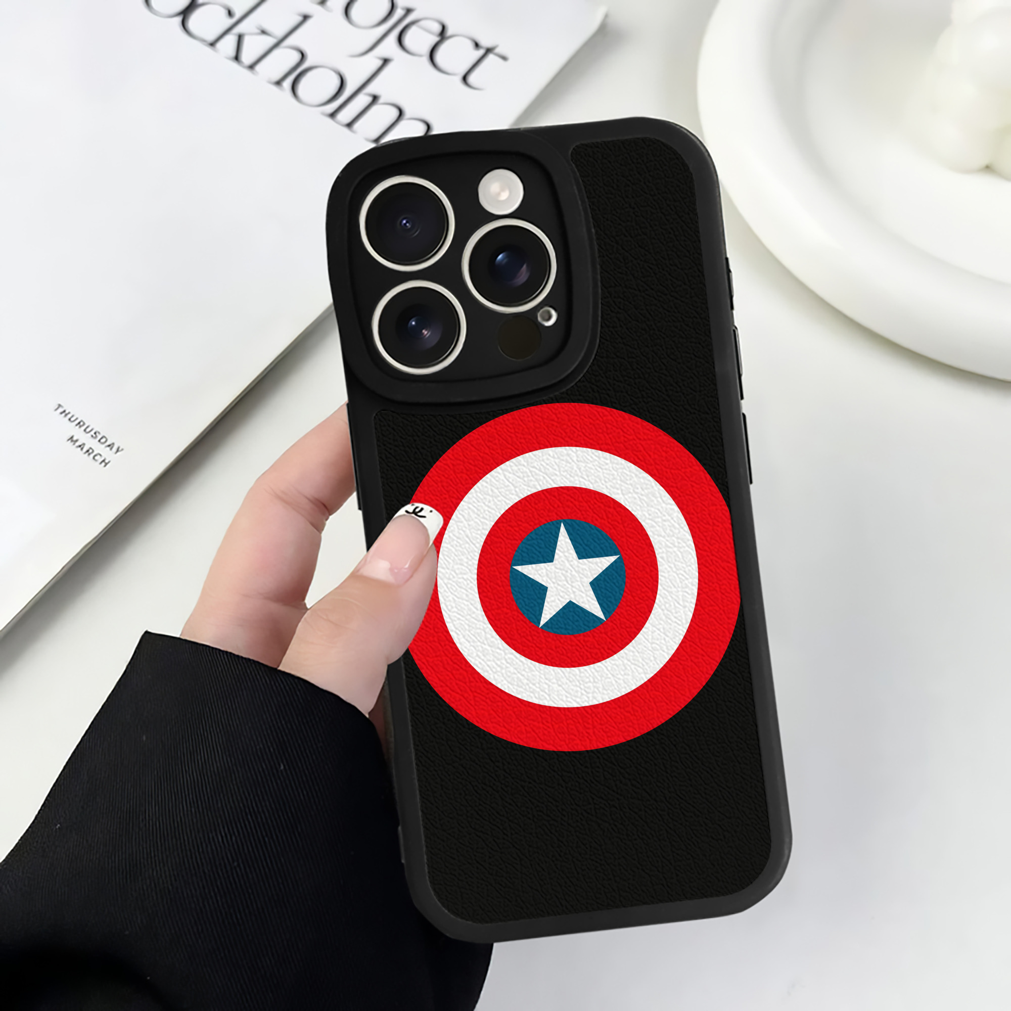 （画像用） アベンジャーズ The Avengers 【iPhone 16シリーズ対応】シリコンスマホケース（レザー調） 材質：シリコン